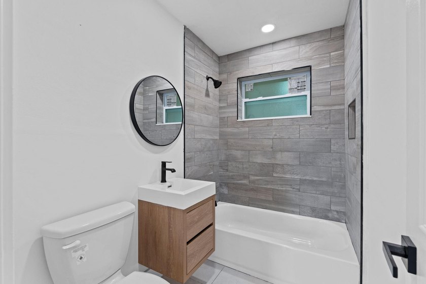 Welcome this Beautiful fully remodeled 3 bedroom 1 bathroom to - photo 20