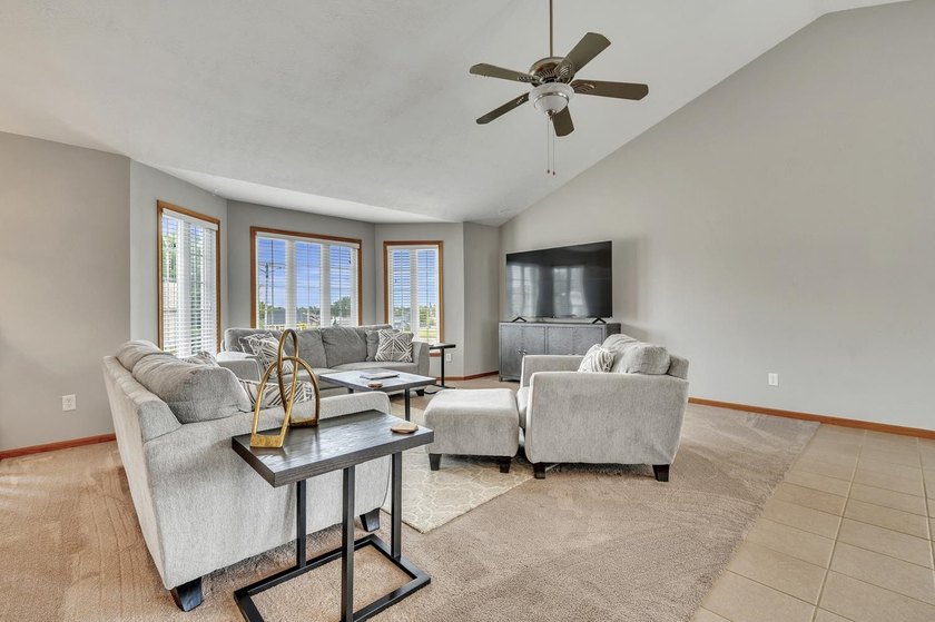 Incredible space and an ideal location meet in this 4-bedroom - photo 4