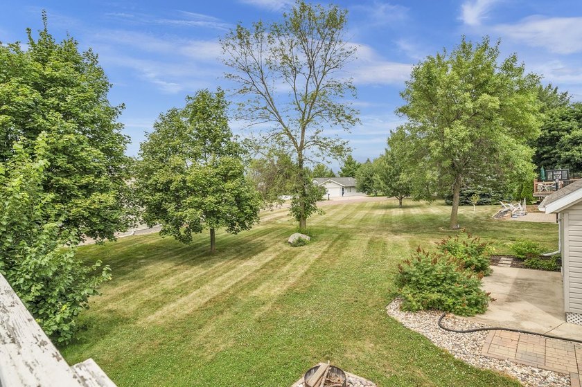 Incredible space and an ideal location meet in this 4-bedroom - photo 9