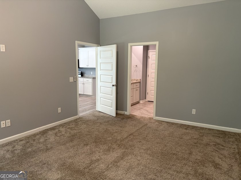 WOW! Fabulous home is ready for new buyer(s)! A true end unit! - photo 11
