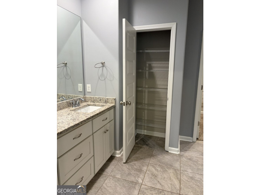 WOW! Fabulous home is ready for new buyer(s)! A true end unit! - photo 12