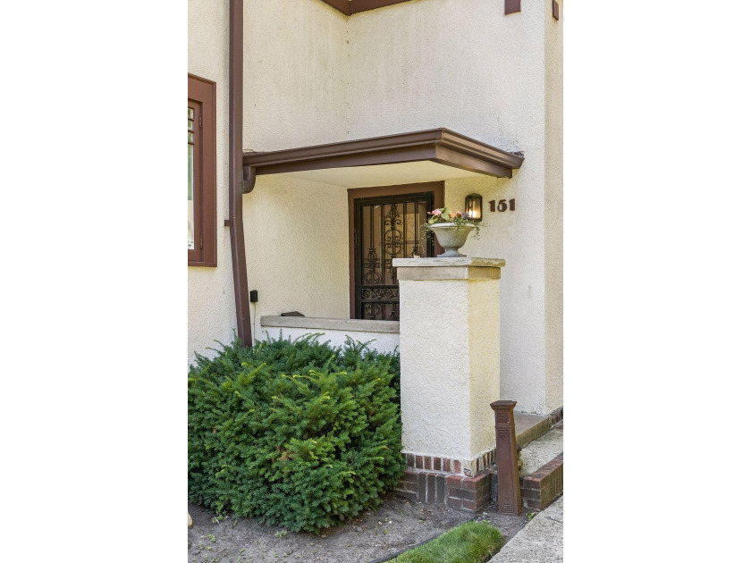 Discover the endless charm of this beautifully preserved 1923 - photo 12