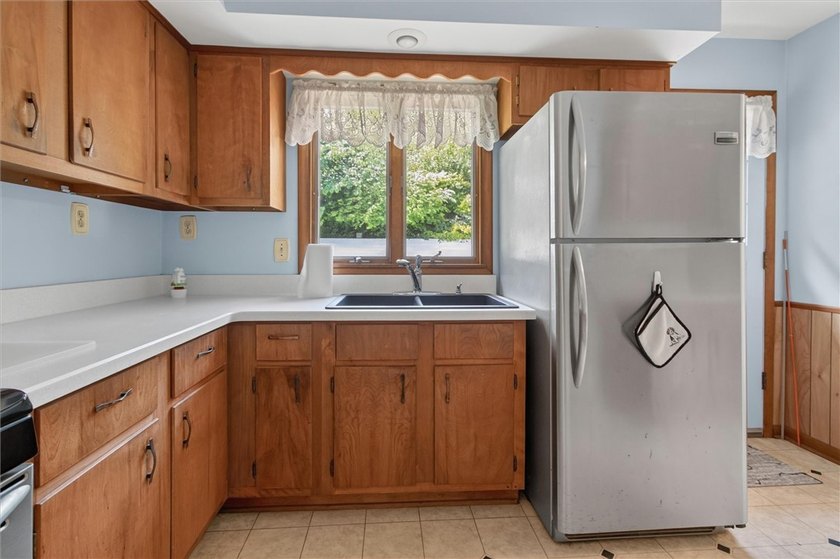 Welcome to this comfortable raised ranch in a very convenient - photo 20