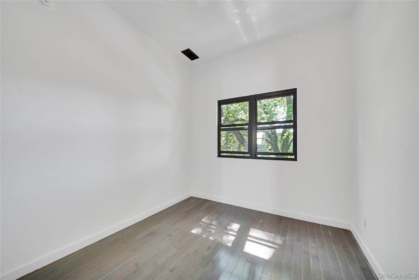 Exceptional opportunity to acquire a comprehensively renovated - photo 23