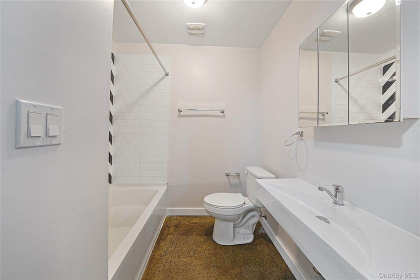 Exceptional opportunity to acquire a comprehensively renovated - photo 35