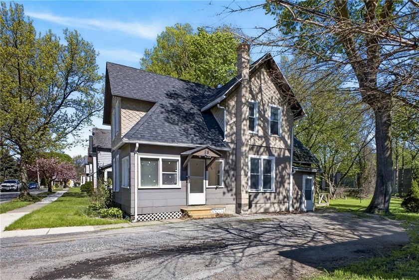 This beautiful home is nestled on a quiet dead-end street, this - photo 2