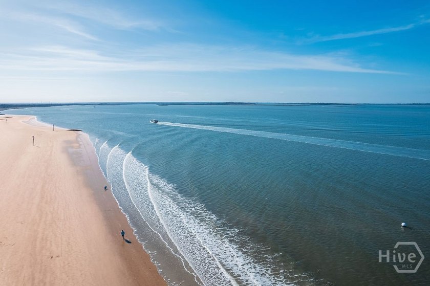 Enjoy coastal living in this recently updated beachside Tybee - photo 3