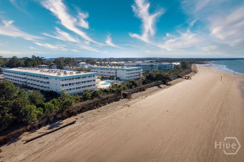 Enjoy coastal living in this recently updated beachside Tybee - photo 5