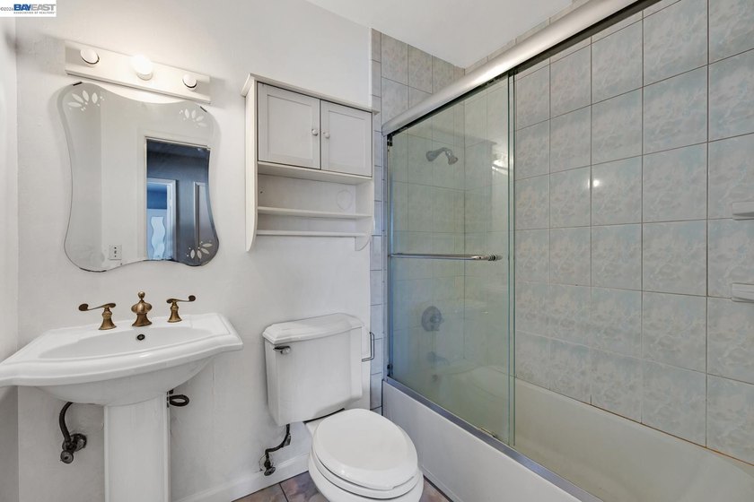 Welcome to this beautifully maintained 2 bedroom, 1 bath - photo 19