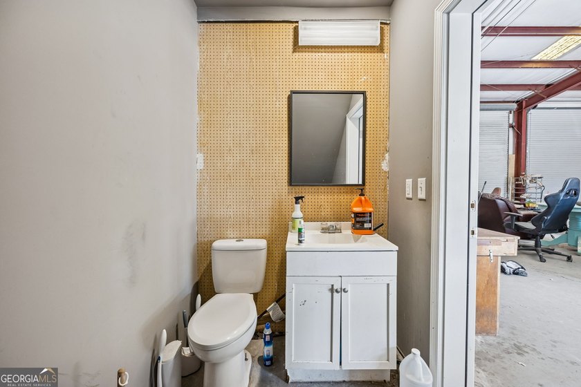 A great value in a Live/Work property ideally located in - photo 33