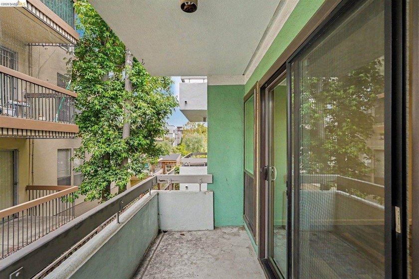 Updated single-level condo in one of Oakland's most convenient - photo 11