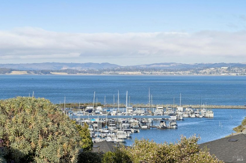A single-level home, with 180 degree views, in a gated community - photo 25