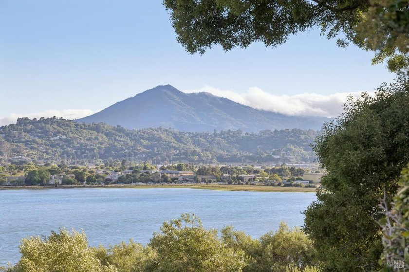 A single-level home, with 180 degree views, in a gated community - photo 26