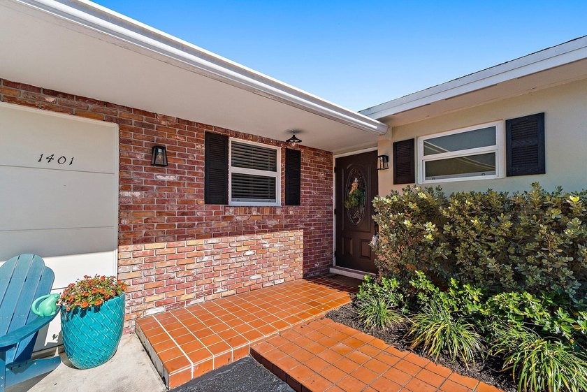 Positioned on an oversized corner lot in Lake Clarke Shores - photo 8