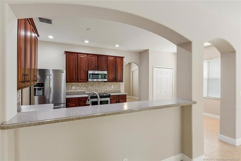 Size matters! Spacious 3,580 square foot under air pool home - photo 11