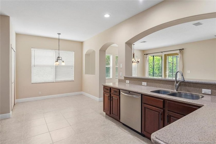 Size matters! Spacious 3,580 square foot under air pool home - photo 14