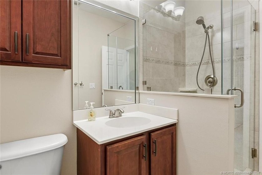 Size matters! Spacious 3,580 square foot under air pool home - photo 16
