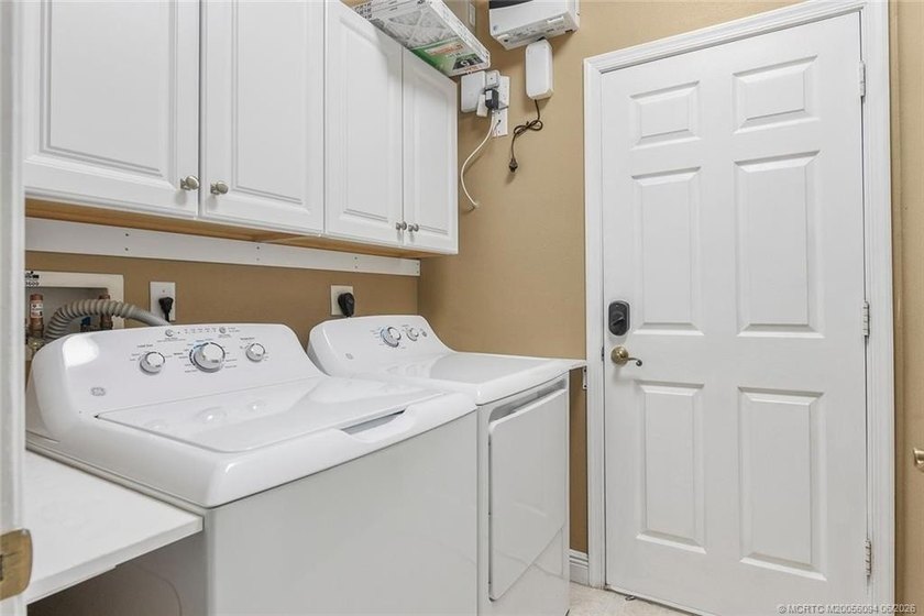 Size matters! Spacious 3,580 square foot under air pool home - photo 18