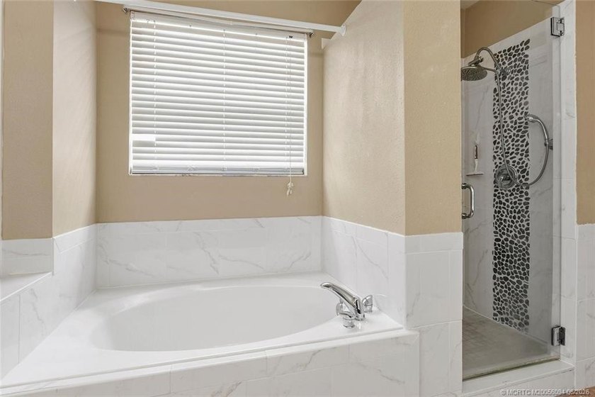 Size matters! Spacious 3,580 square foot under air pool home - photo 24