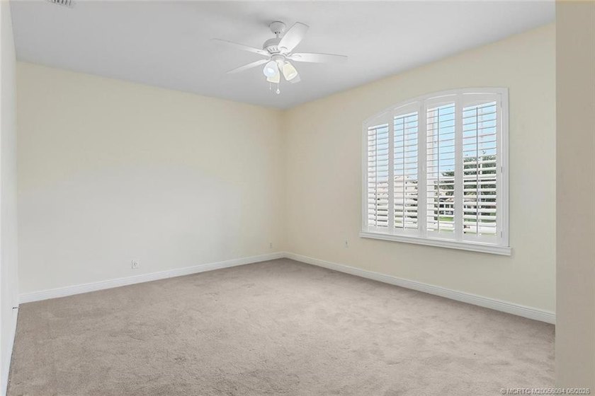 Size matters! Spacious 3,580 square foot under air pool home - photo 28
