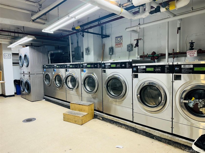 Located in the prime area of Flushing, this spacious and - photo 9