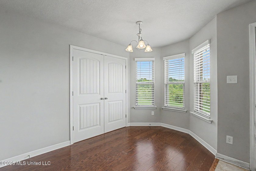 Welcome home to this well-maintained 3 bedroom, 2 bath split - photo 11
