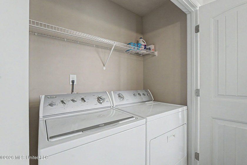 Welcome home to this well-maintained 3 bedroom, 2 bath split - photo 21
