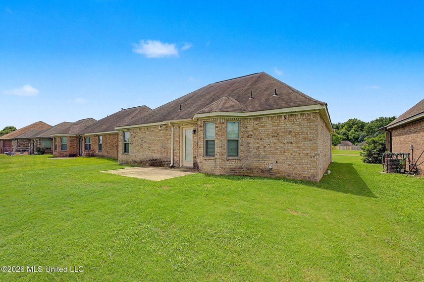 Welcome home to this well-maintained 3 bedroom, 2 bath split - photo 22
