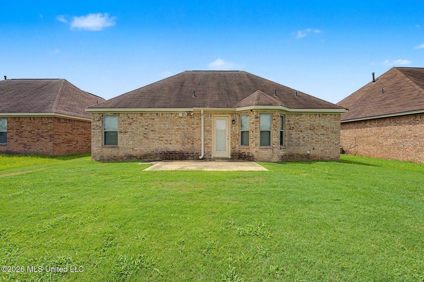 Welcome home to this well-maintained 3 bedroom, 2 bath split - photo 23