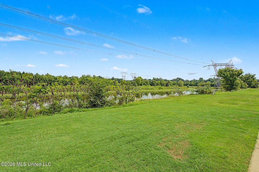 Welcome home to this well-maintained 3 bedroom, 2 bath split - photo 24