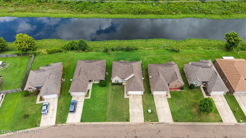 Welcome home to this well-maintained 3 bedroom, 2 bath split - photo 26
