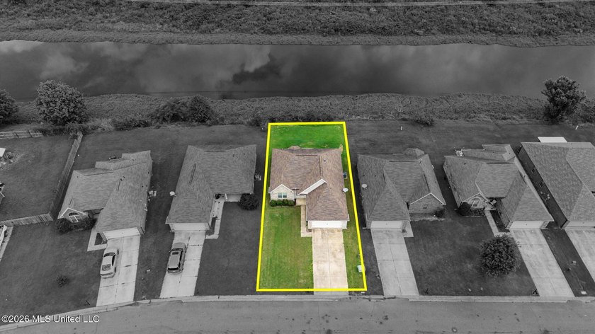 Welcome home to this well-maintained 3 bedroom, 2 bath split - photo 27