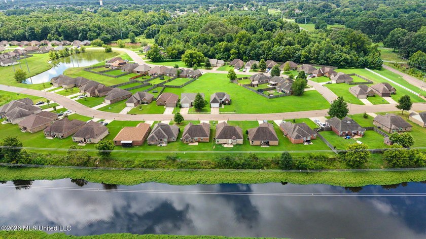 Welcome home to this well-maintained 3 bedroom, 2 bath split - photo 30