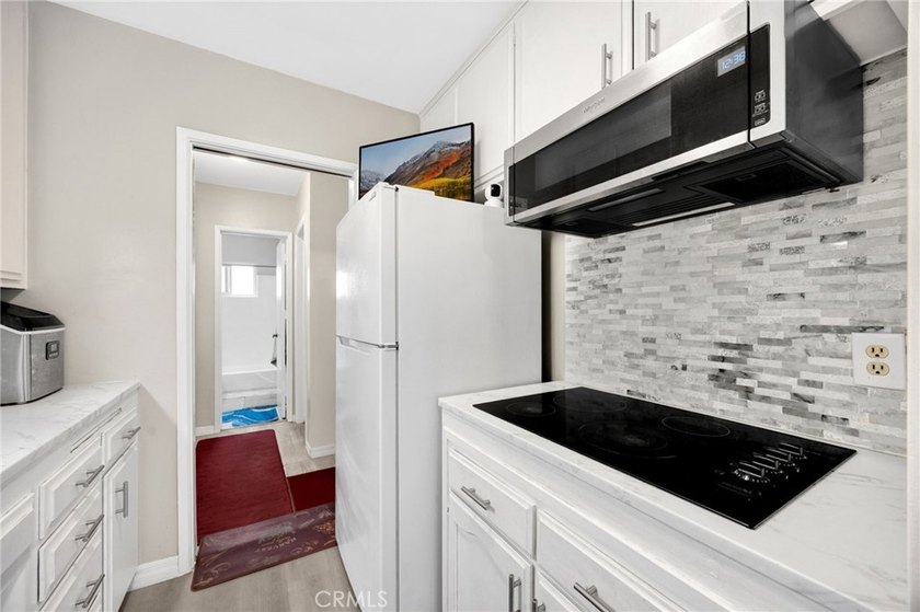 Welcome to this charming top floor 1 bedroom, 1 bath own your - photo 3