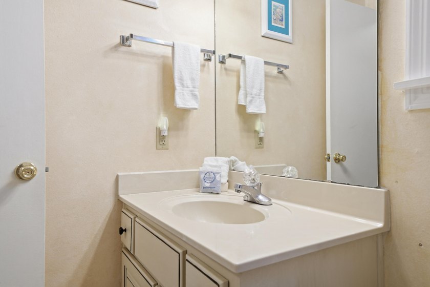 Amazing opportunity to own a 3-bedroom condo in the sought-after - photo 27