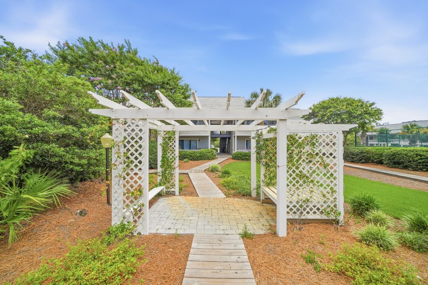 Amazing opportunity to own a 3-bedroom condo in the sought-after - photo 38
