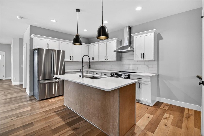 Moving-in ready! Brand New stunning Alterra Design Homes - photo 11