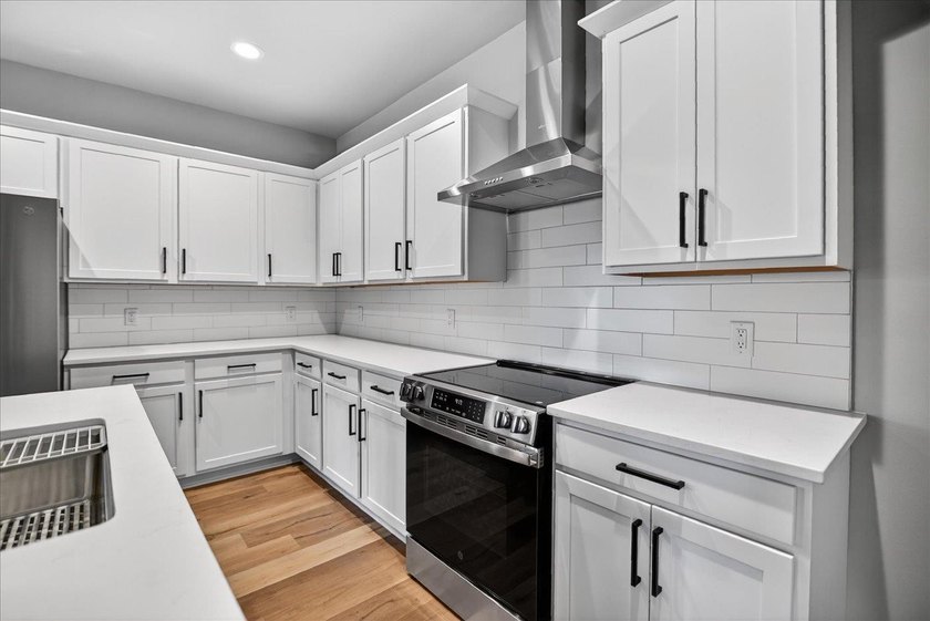 Moving-in ready! Brand New stunning Alterra Design Homes - photo 12