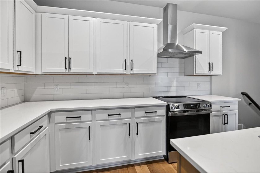 Moving-in ready! Brand New stunning Alterra Design Homes - photo 14