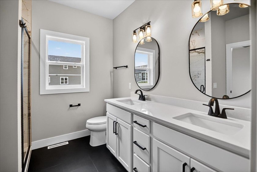 Moving-in ready! Brand New stunning Alterra Design Homes - photo 24