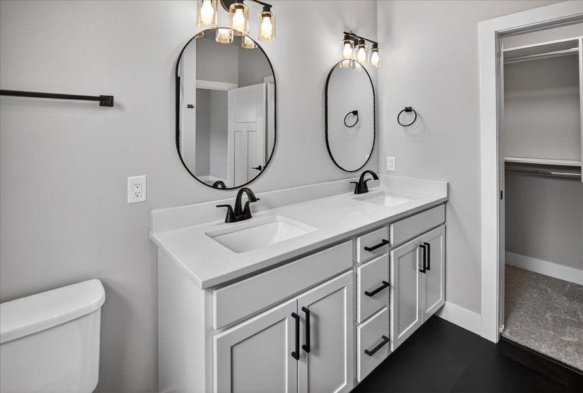 Moving-in ready! Brand New stunning Alterra Design Homes - photo 26