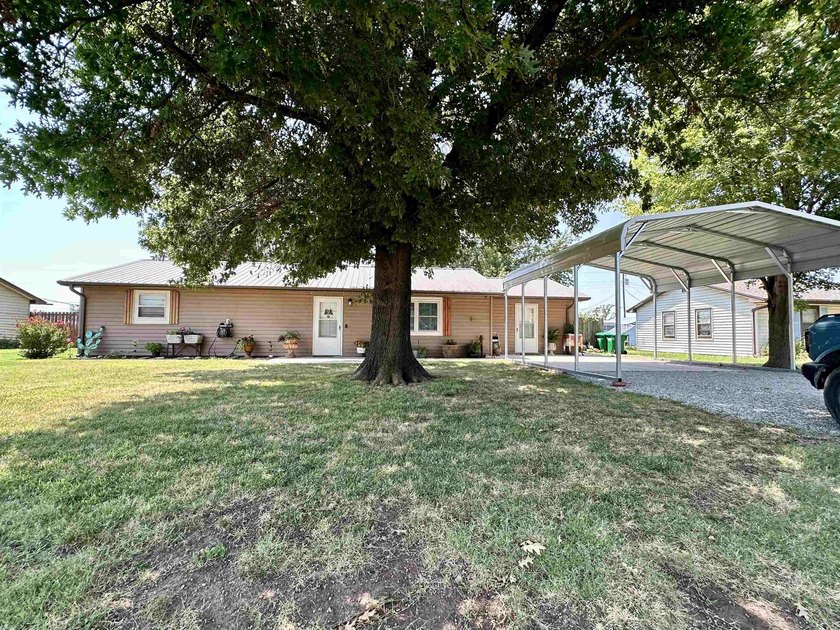 Welcome to Pond Creek! This beautifully maintained home is move - photo 3