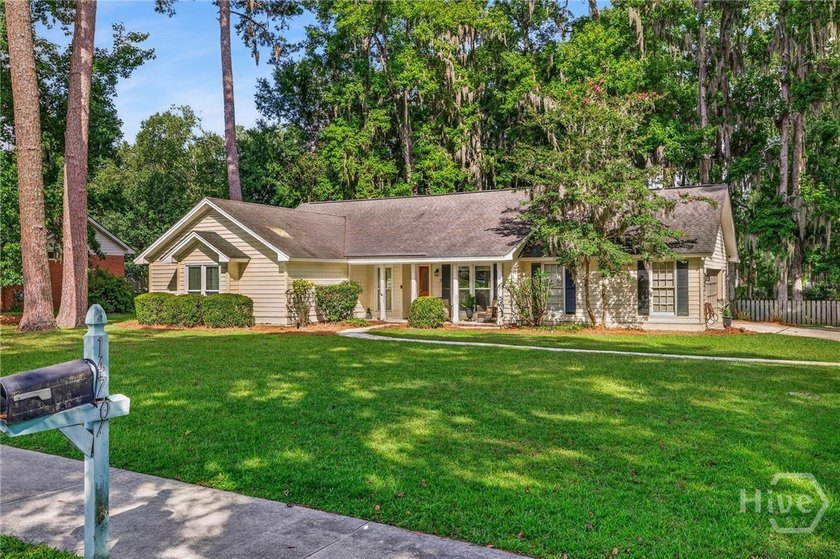 Welcome home to this lovely 4-bedroom, 2-bath residence in the - photo 4