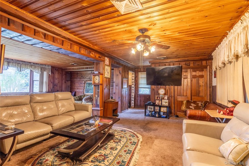 This expansive farm ranch style home features two separate - photo 2