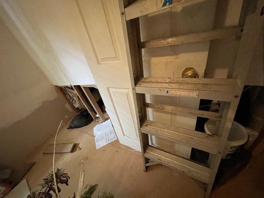 A Fixer Upper with lots of Potiential!! An ideal situation for - photo 22