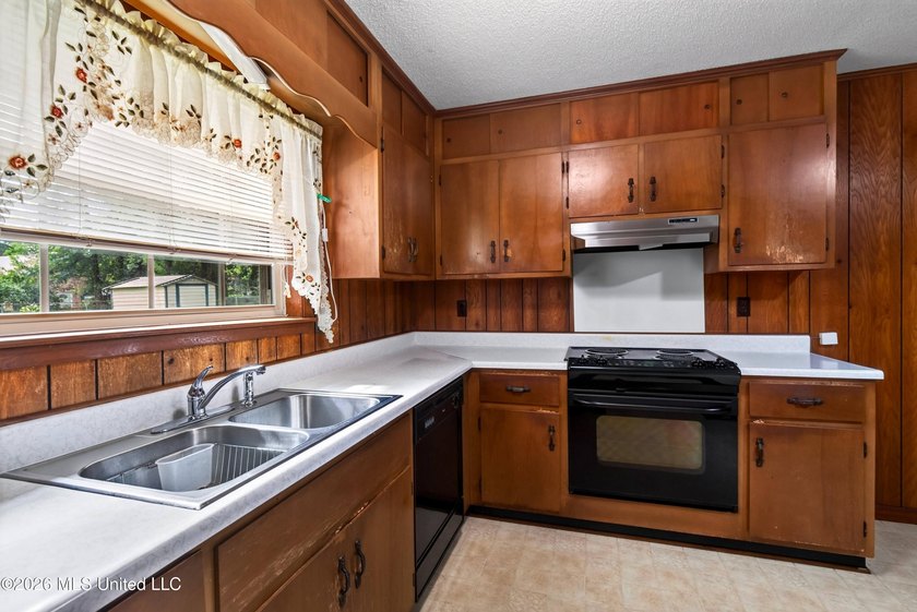 This charming all-brick 4-bedroom, 2-bath home has been lovingly - photo 12