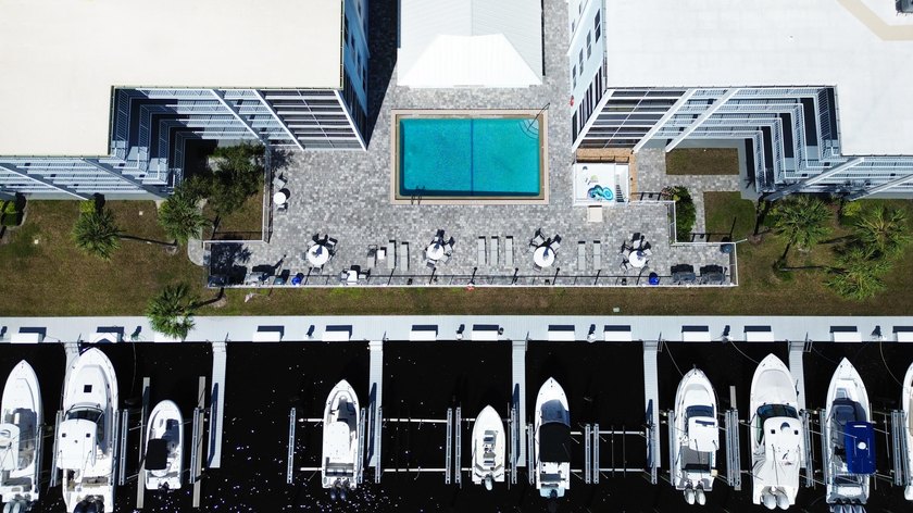 Imagine waking each day to gentle breezes and shimmering water - photo 3