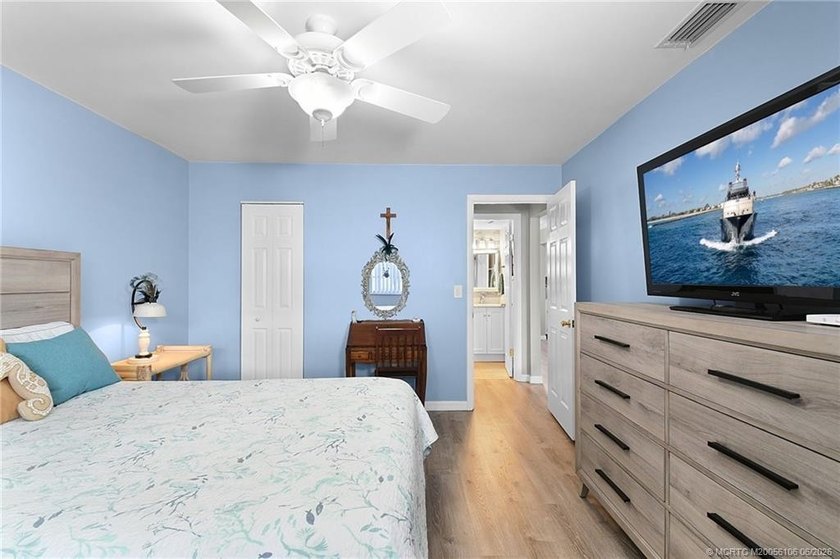 Beautiful, updated FIRST FLOOR, 1 Bed/1 Bath, 699 Sq Ft condo - photo 13