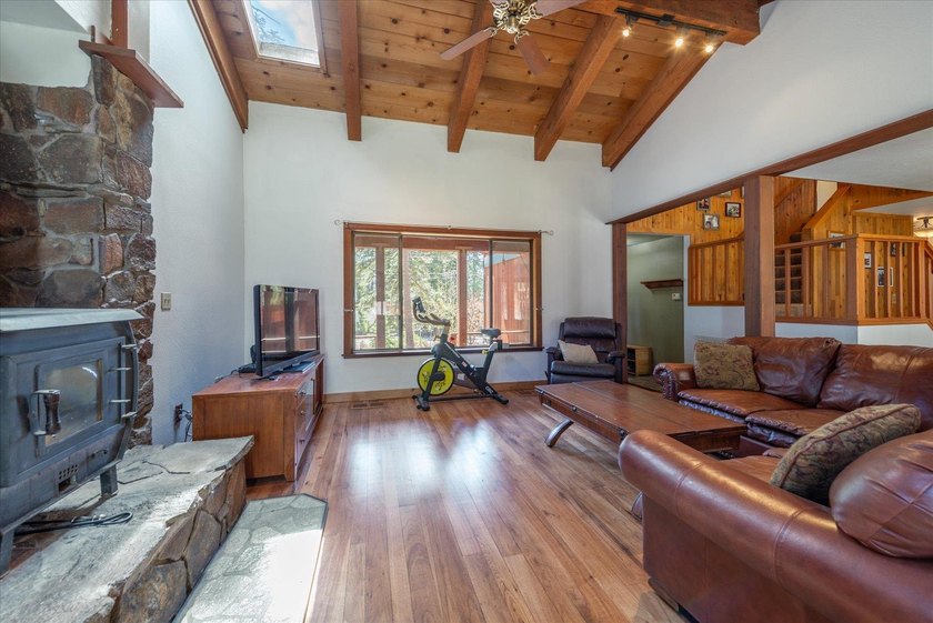 Step in and enjoy this 3-bedroom, 2.5-bath home in the - photo 4