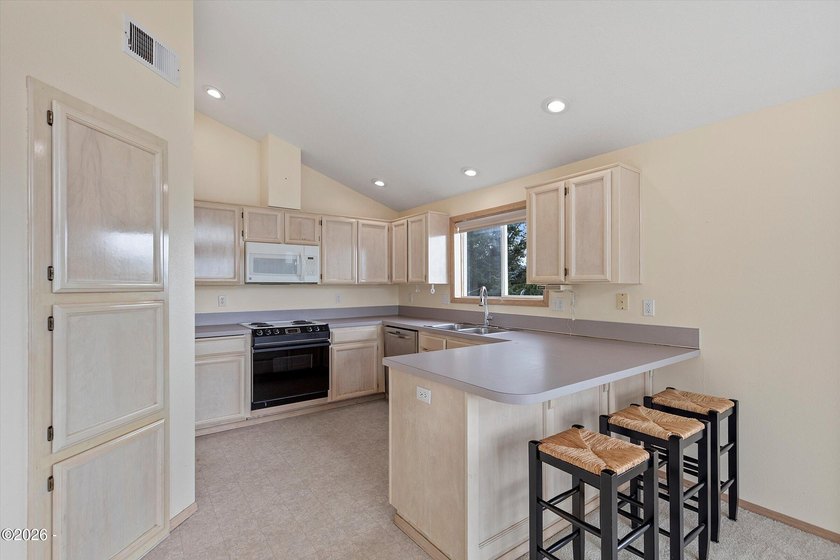Ocean view, beach access, and coastal flexibility just across - photo 8